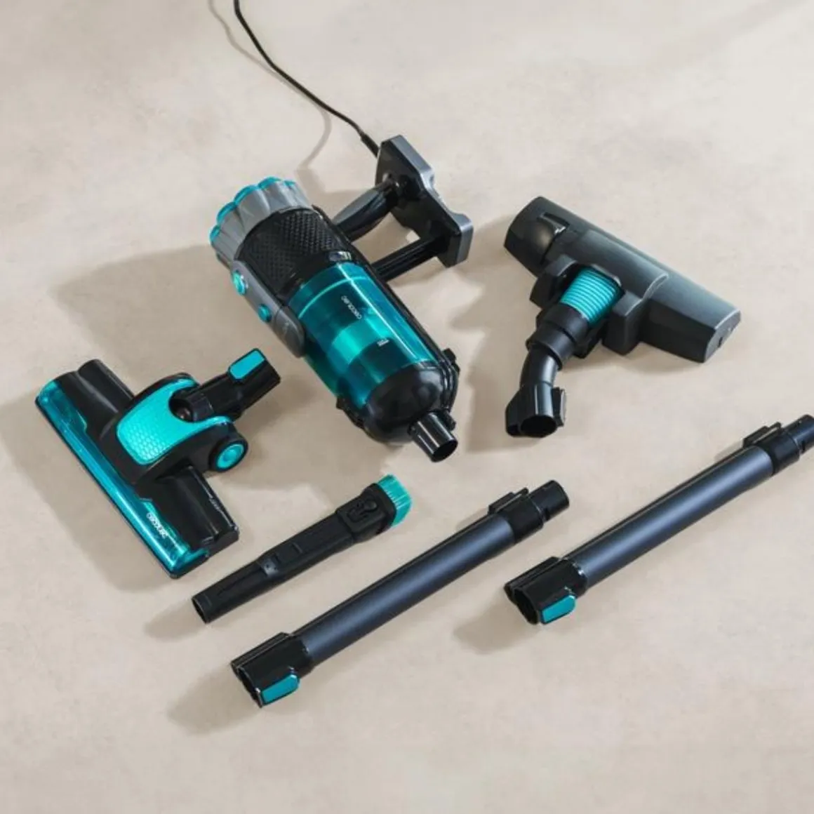 Aspirador escoba Cecotec Conga 700 PowerHead 615W con cable 500 ml negro