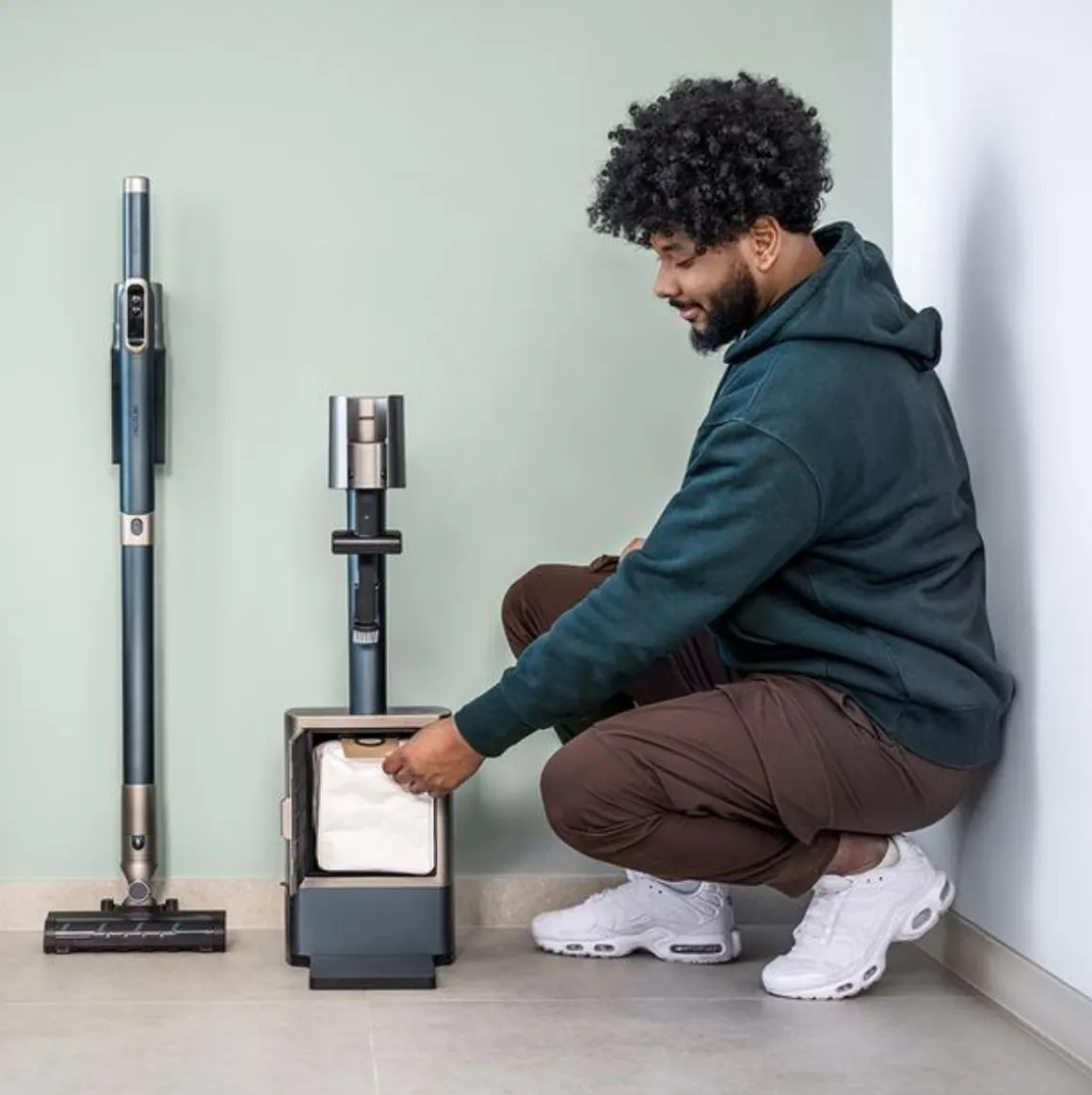 Aspirador escoba Cecotec Scoba 2100 Station 210W inalámbrica + base autovaciado gris