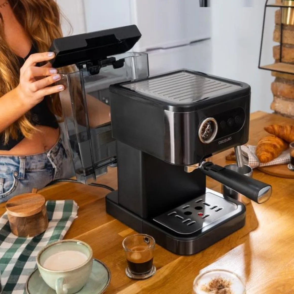 Cafetera espresso Cecotec Power Espresso 20 Pro Latte vaporizador orientable 1,5L negro