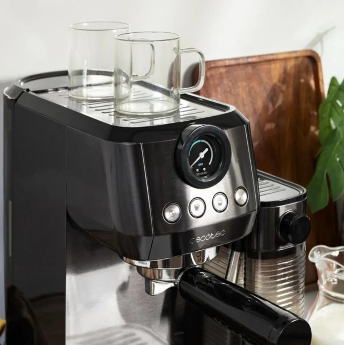 Cafetera espresso Cecotec Power Espresso 20 Steel Pro Latte con tanque de leche inox