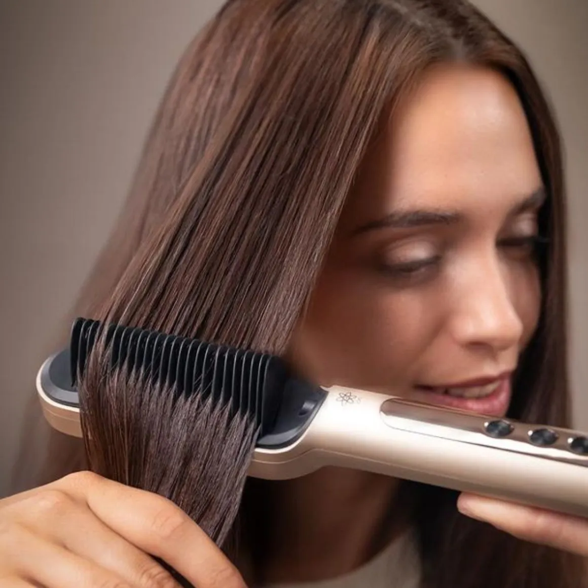 Cepillo alisador Cecotec InstantCare Lisse IonTech 9 temperaturas revestimiento cerámico beige