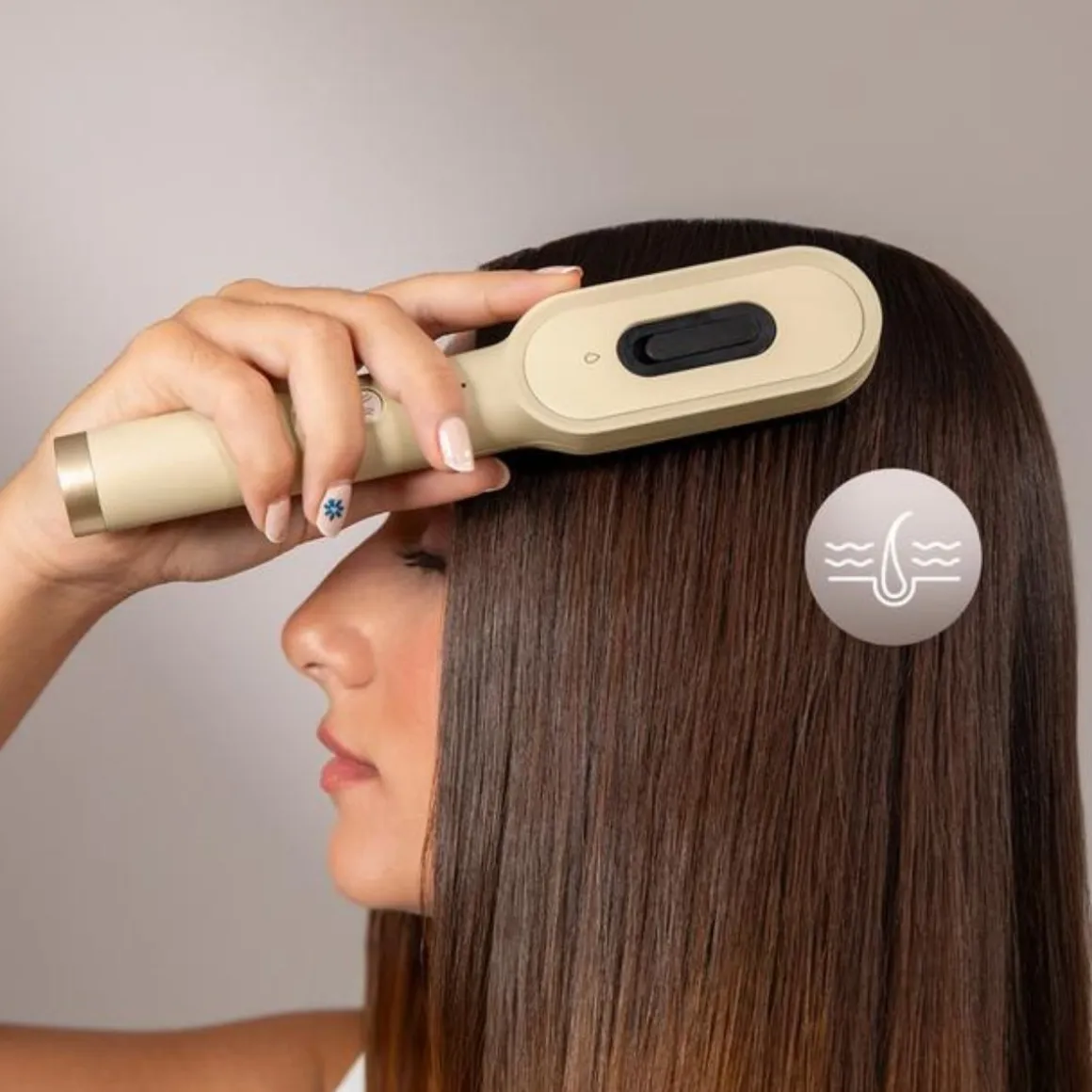 Cepillo reparador Cecotec HairCare Revitalize Little con aplicador y 4 luces LED beige