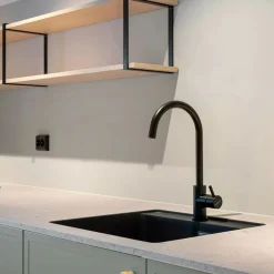 Grifo Infiniton ABK351 caño alto giratorio acero inox negro 37,6 cm