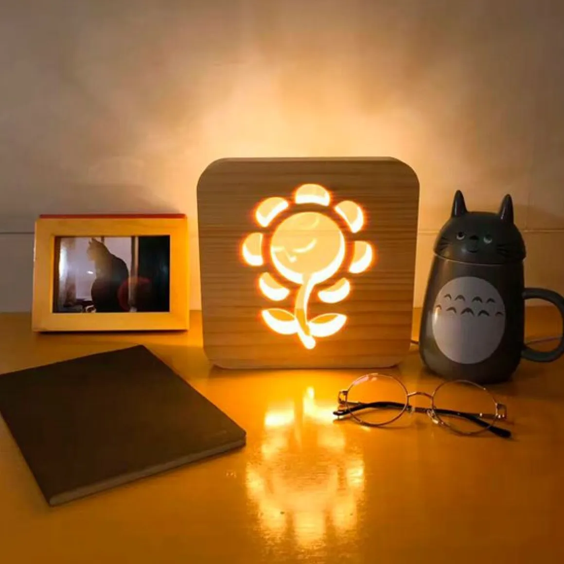 Lámpara de sobremesa Flower luz LED madera natural 18,8x18,8x3 cm