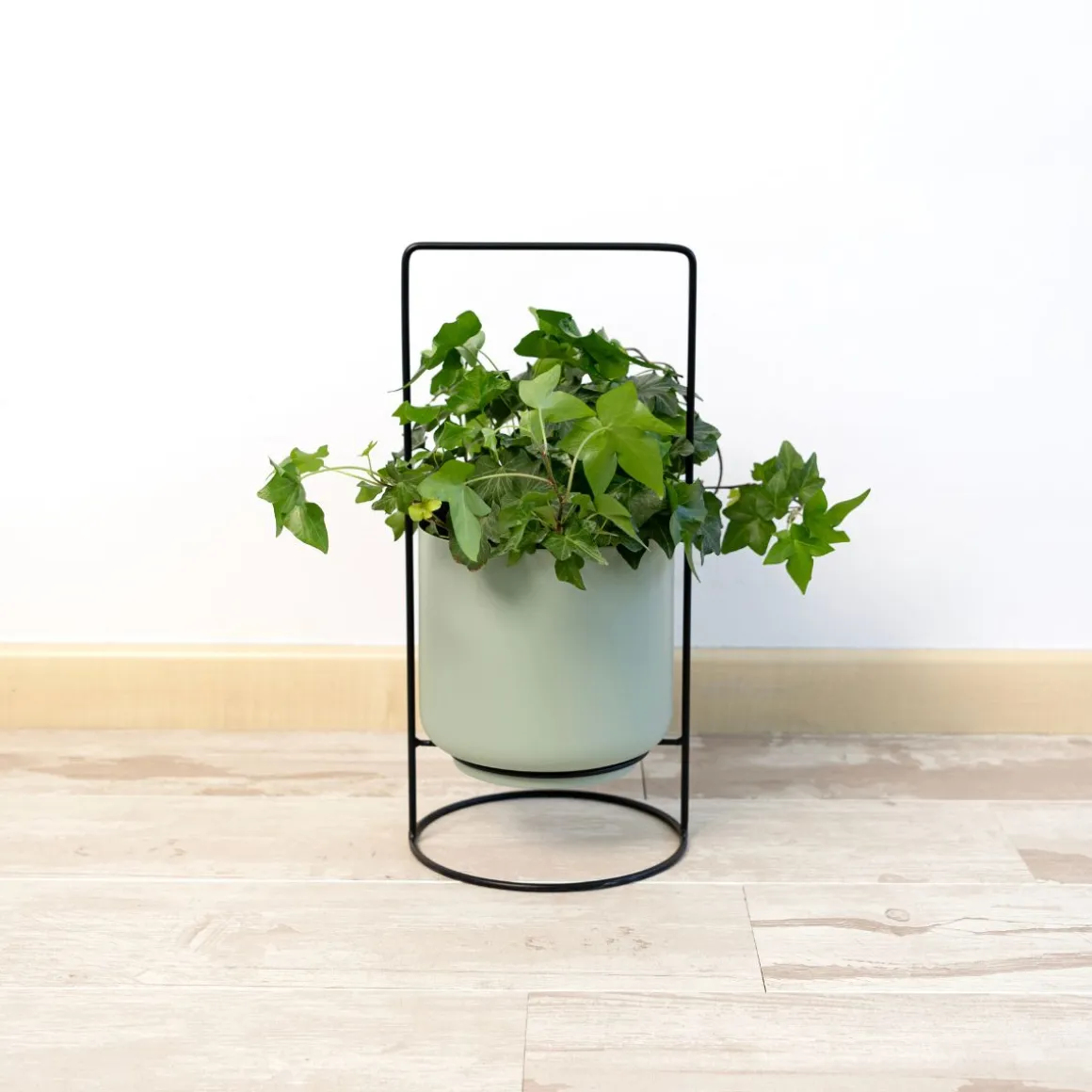 Macetero MOA Vinthera con asa acero verde claro Ø18x39 cm