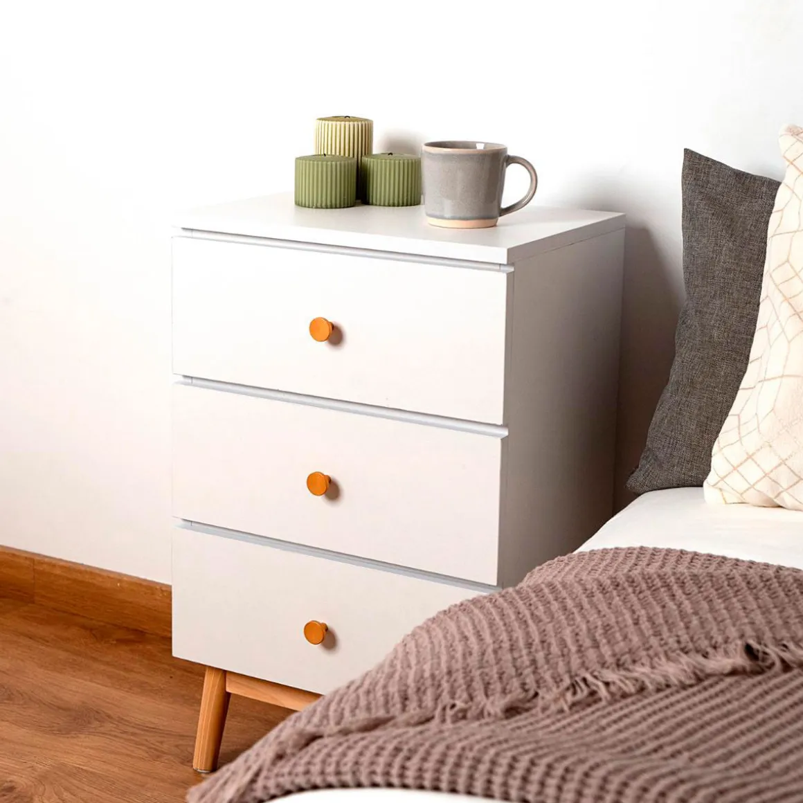 Mesita de noche MOA Vinthera 3 cajones blanco/madera 64,3x40x30 cm