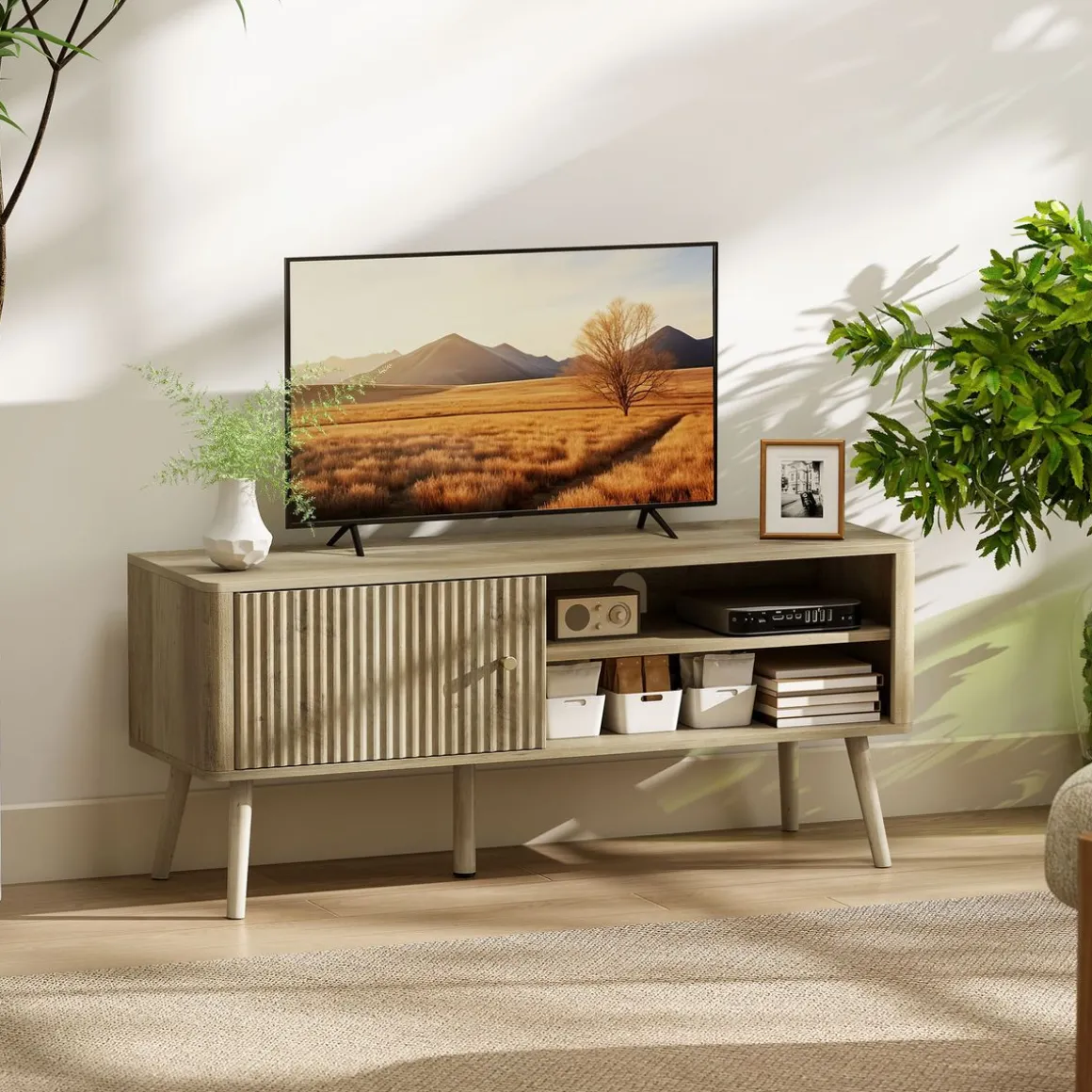 Mueble de TV Itsu Homcom con puerta y estante natural 49x115x35 cm