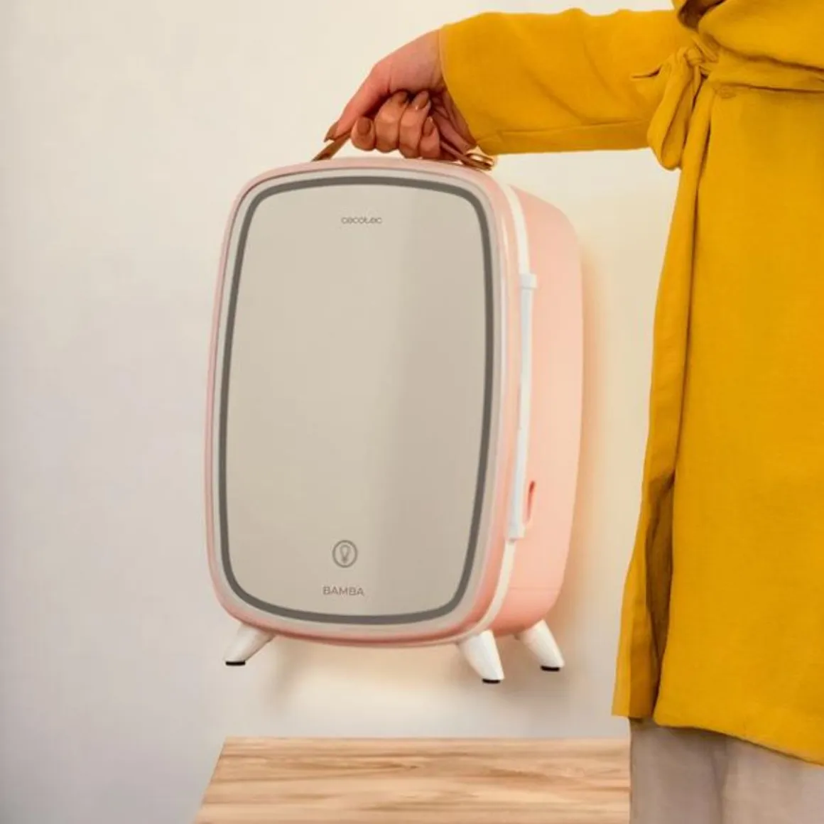 Nevera de cosméticos Cecotec Bamba CoolingBeauty 6000 Mirror 6L con espejo + LED