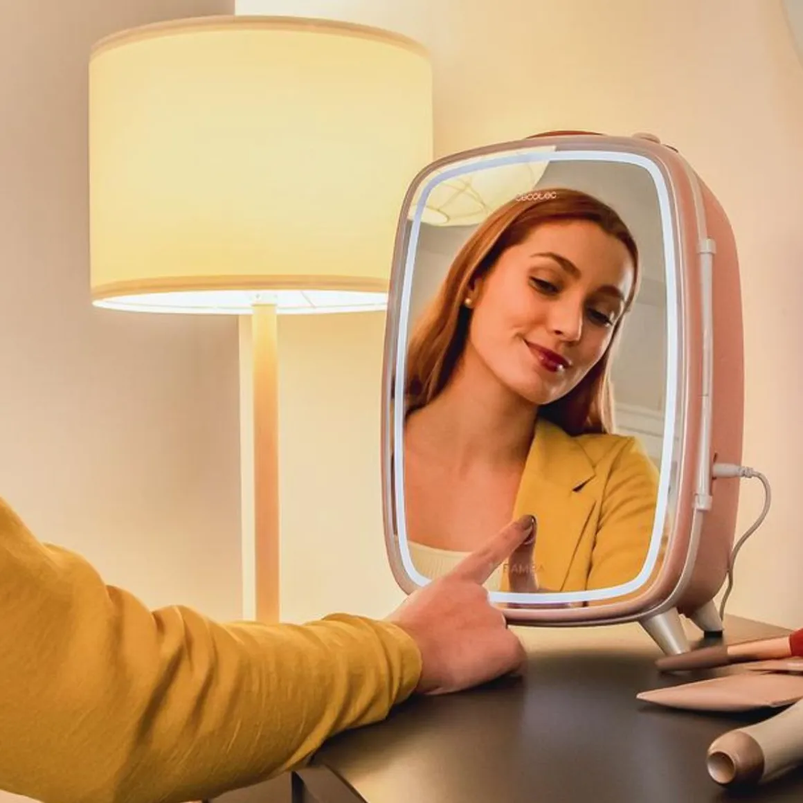 Nevera de cosméticos Cecotec Bamba CoolingBeauty 6000 Mirror 6L con espejo + LED