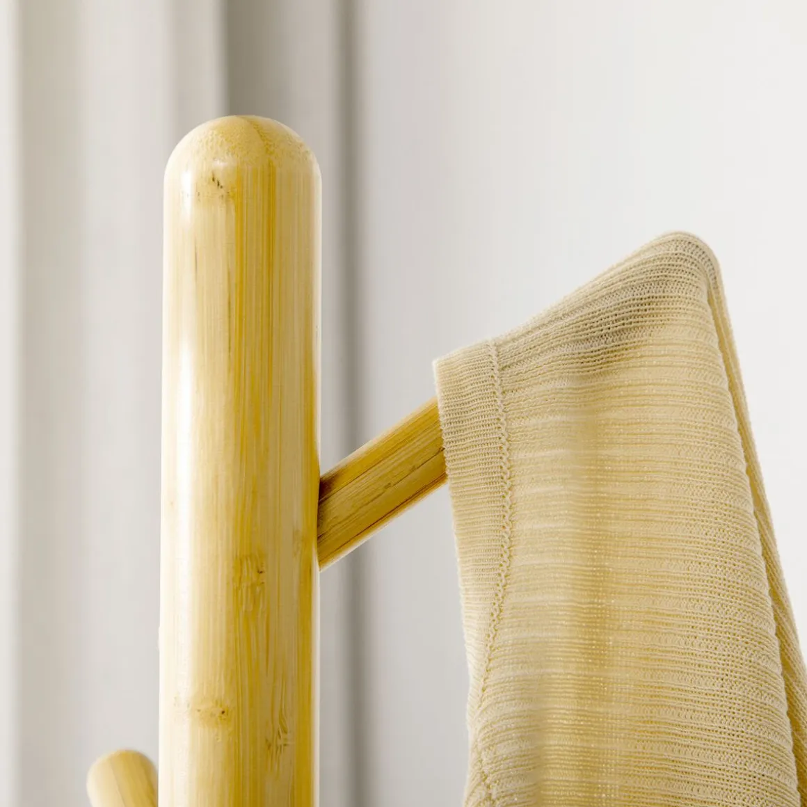 Perchero de píe Abeto Homcom 8 ganchos natural Ø37,8x175,6 cm