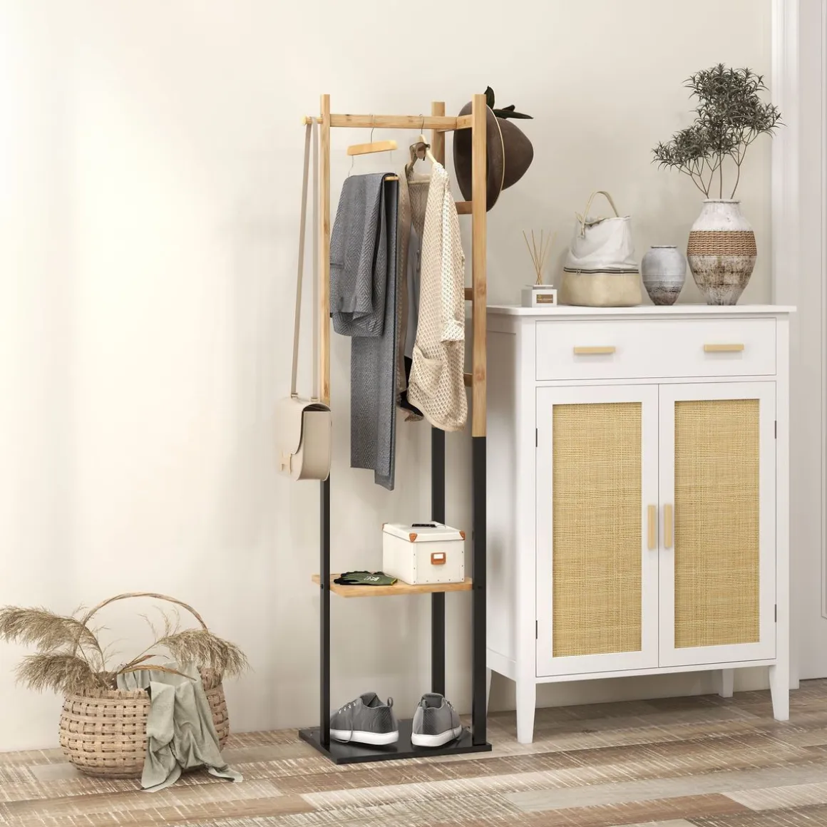 Perchero de pie Rima Homcom 2 estantes con 5 barras y ganchos natural/negro 153,5x46x28,5 cm