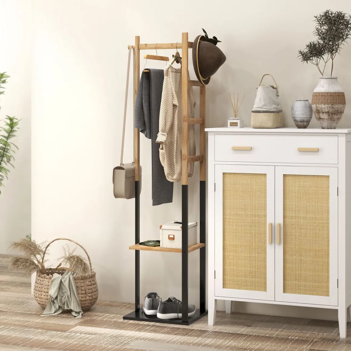 Perchero de pie Rima Homcom 2 estantes con 5 barras y ganchos natural/negro 153,5x46x28,5 cm