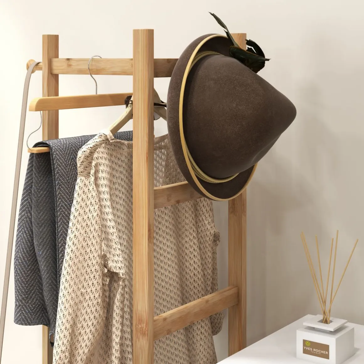 Perchero de pie Rima Homcom 2 estantes con 5 barras y ganchos natural/negro 153,5x46x28,5 cm