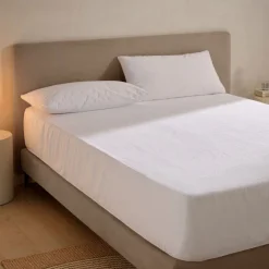 Set de protector de colchón y funda de almohada Liso Luxury anti-ácaros y transpirable blanco