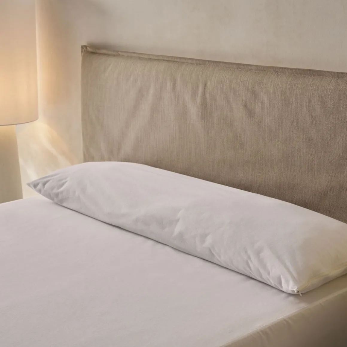 Set de protector de colchón y funda de almohada Liso Luxury anti-ácaros y transpirable blanco