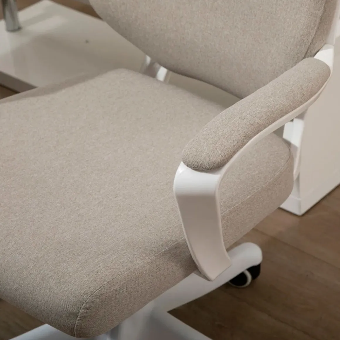 Silla de escritorio Lary Vinsetto basculante con reposabrazos beige 92-100x64x52 cm