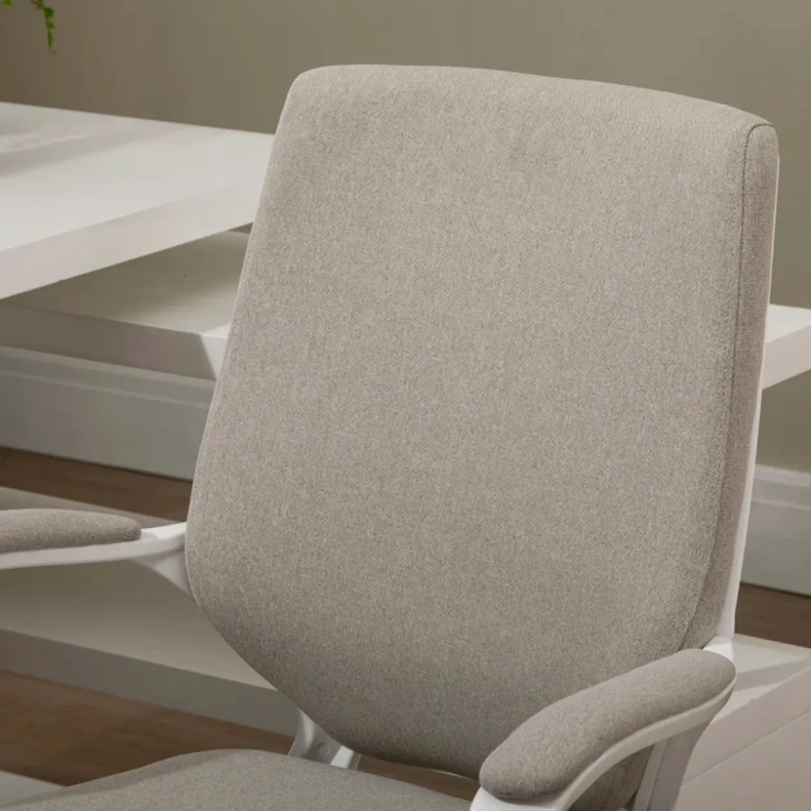 Silla de escritorio Lary Vinsetto basculante con reposabrazos beige 92-100x64x52 cm
