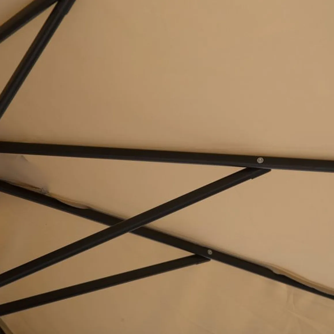 Sombrilla de media pantalla Outsunny con manivela beige 245x230x130 cm