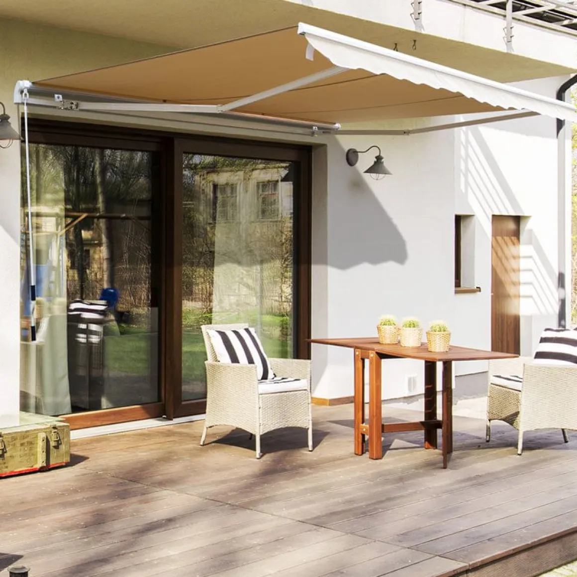 Toldo manual Outsunny con manivela ángulo ajustable crema 160x295x0-250 cm