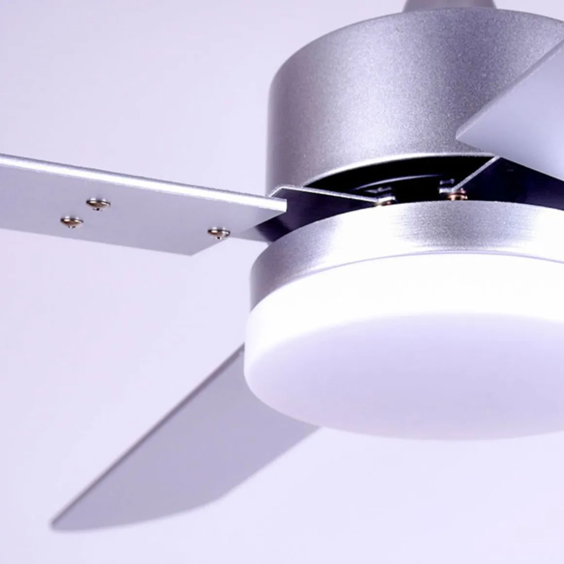 Ventilador de techo Kenia Shakespear 18W 4 aspas reversibles mando a distancia Ø107 cm