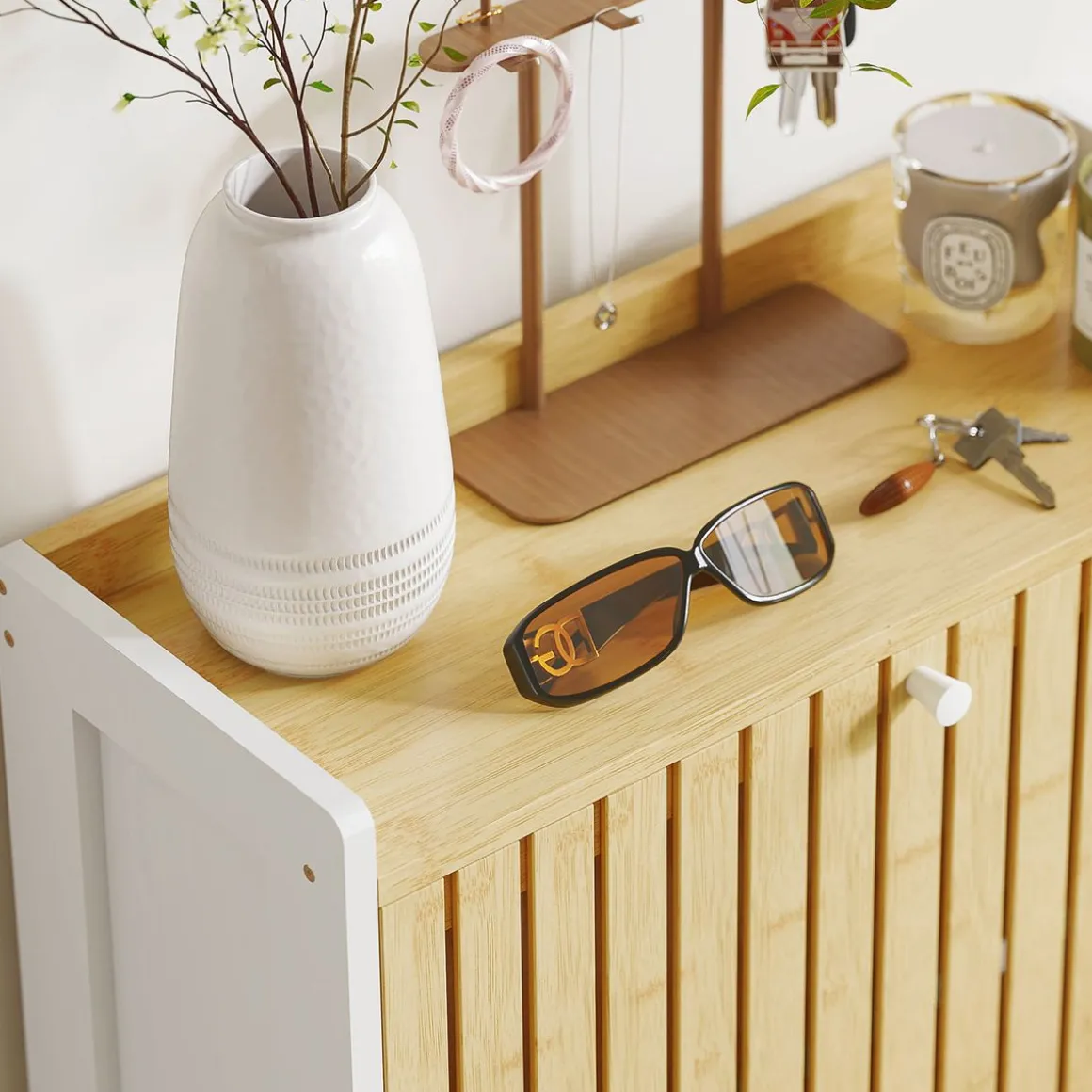 Zapatero Six Homcom puertas abatibles diseño con listones natural/blanco
